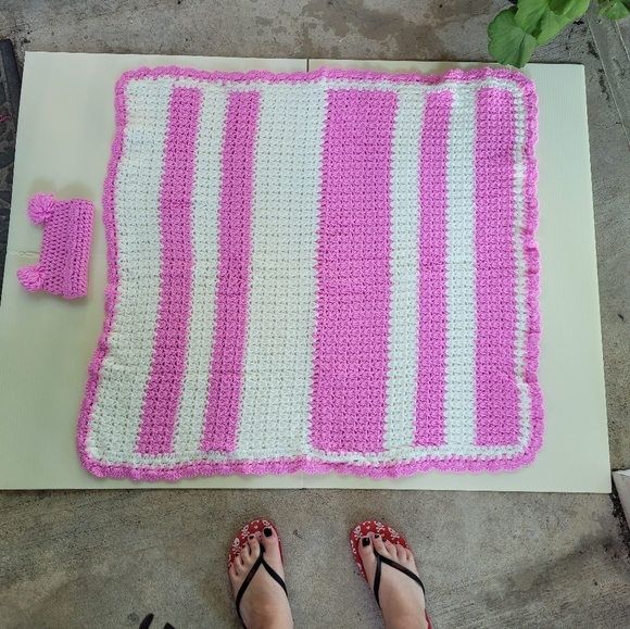 Hand made baby blanket with hat - Picture 2 of 2